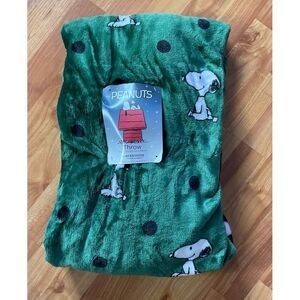Peanuts Snoopy Plush‎ Throw by Berkshire